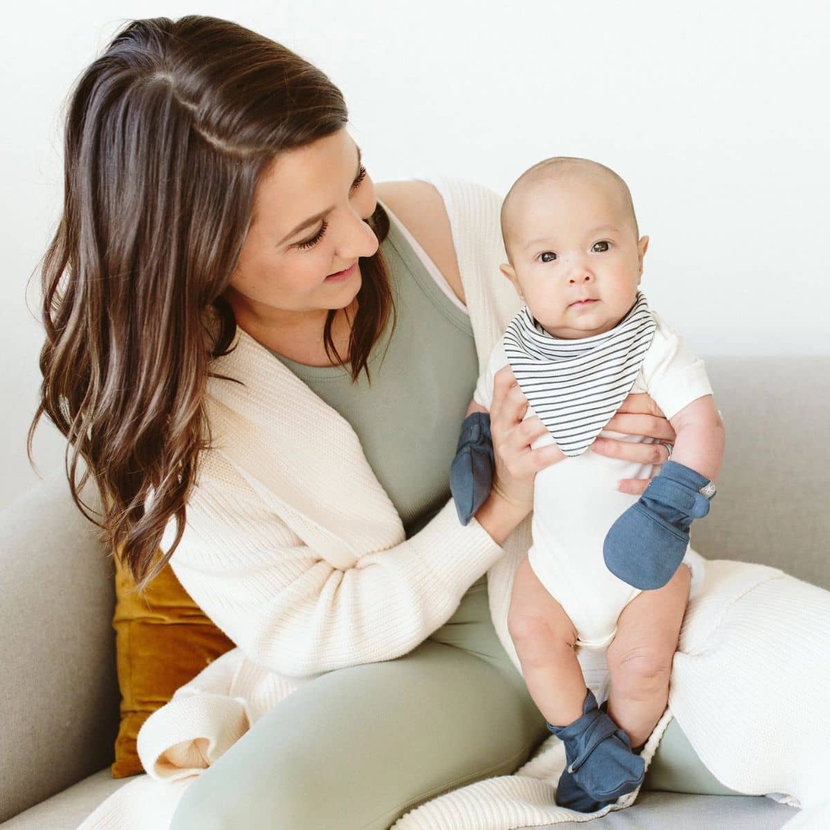 Goumi Stay On Baby Mitts - Midnight - Image 4