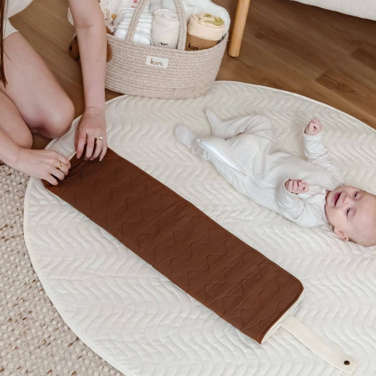 Kiin Baby Luxe Travel Change Mat - Chocolate - Image 4