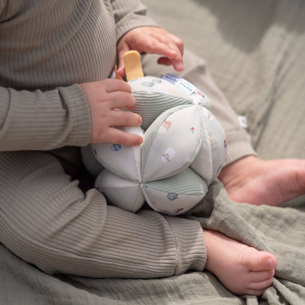 Little Dutch Little Farm Gripping Ball - Image 4