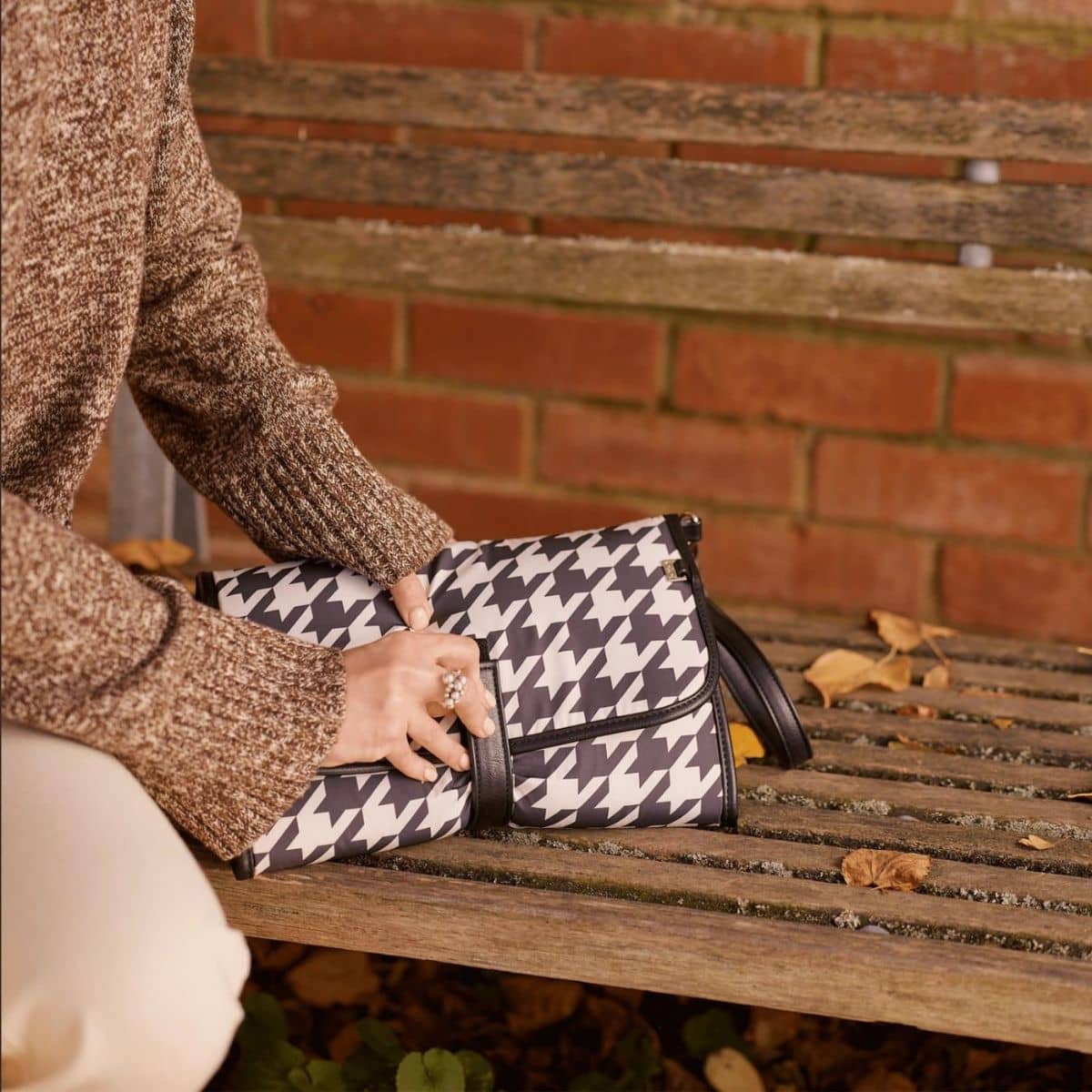 OiOi Change Mat Clutch - Houndstooth - Image 2