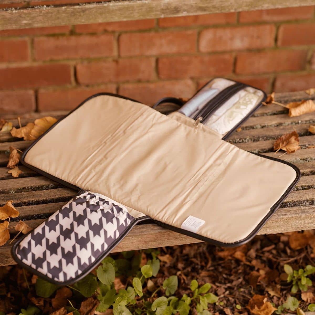 OiOi Change Mat Clutch - Houndstooth - Image 3