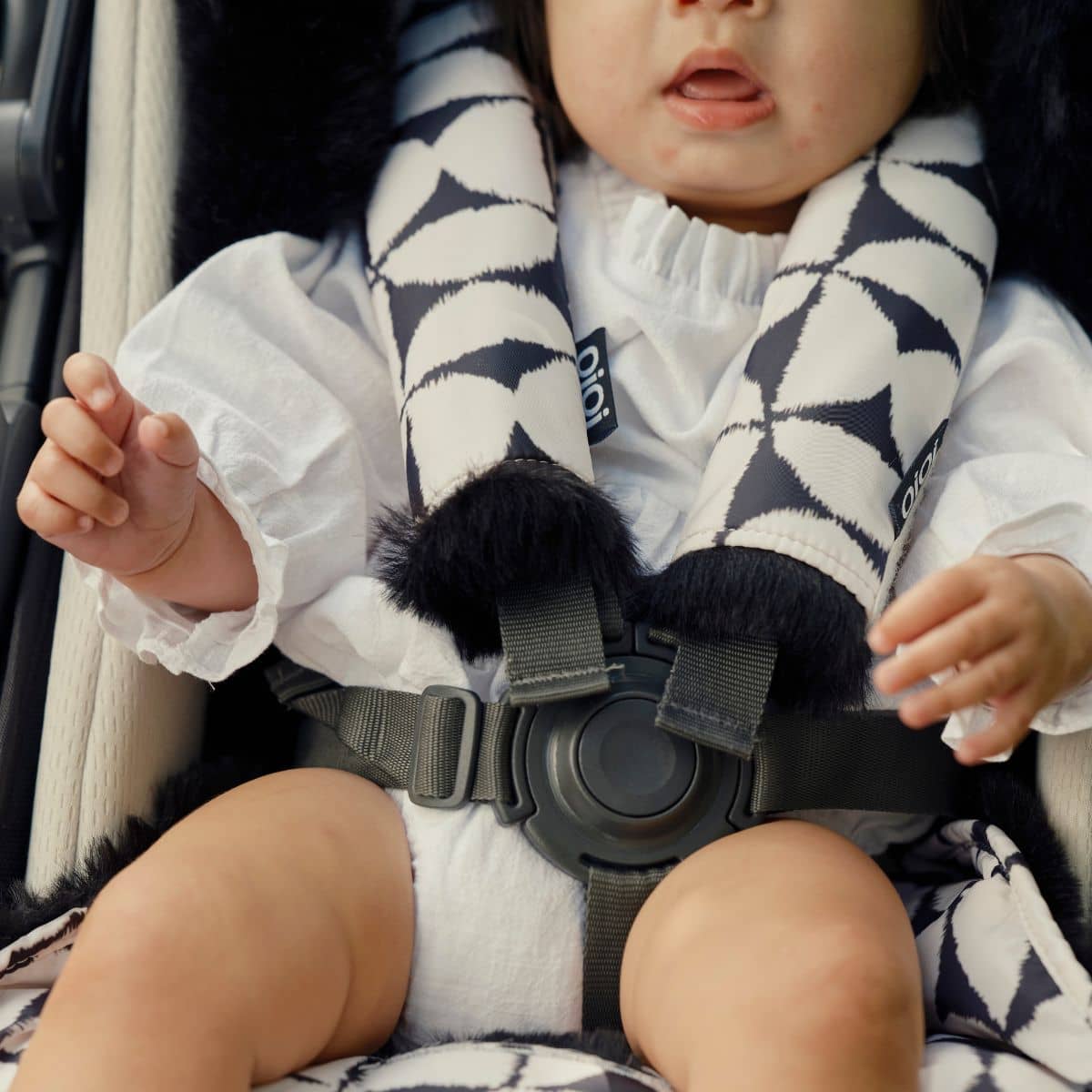 OiOi Reversible Pram Harness Cover Set - Hourglass and Cozy Fleece - Image 2