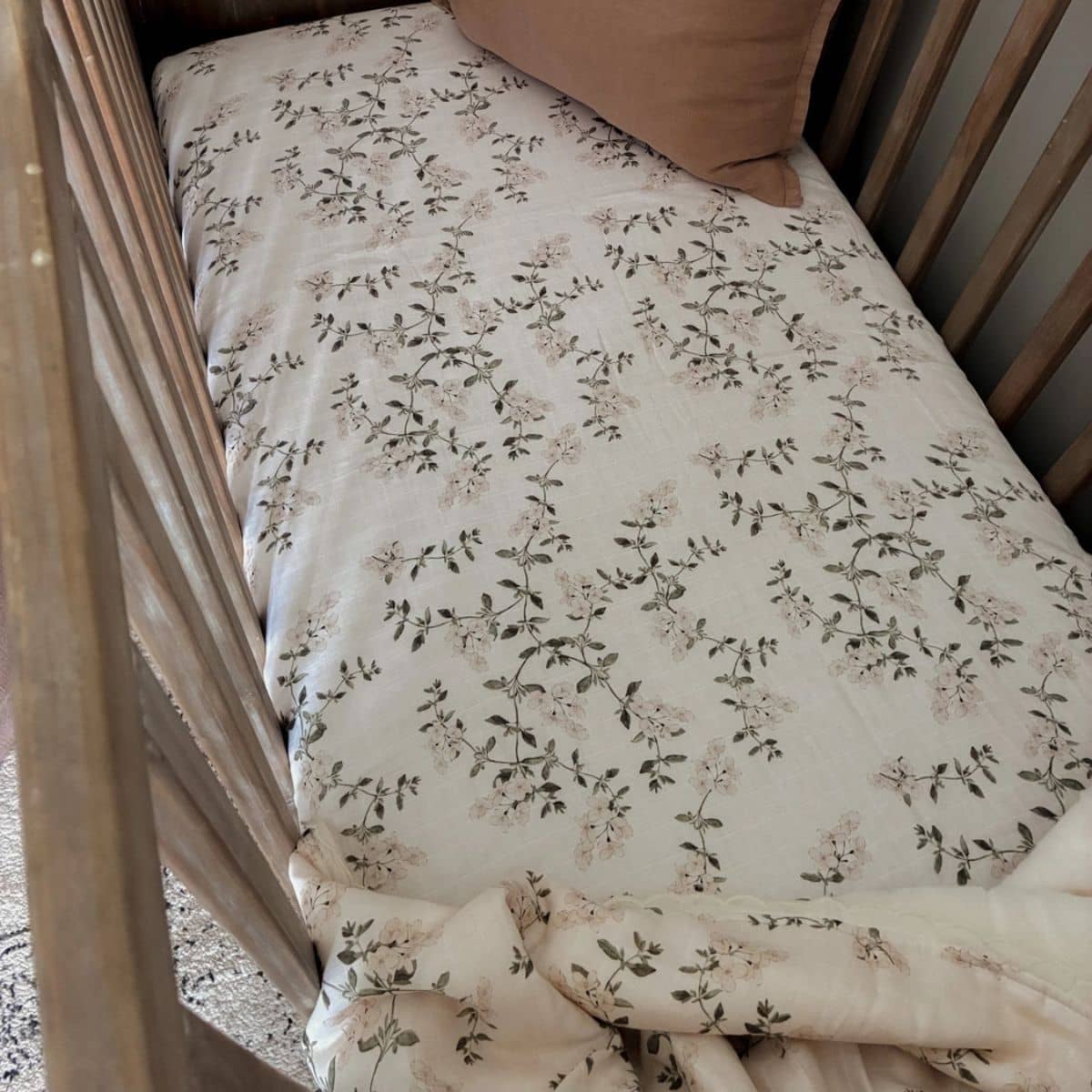 Pop Ya Tot Fitted Cotton Muslin Cot Sheet - Fleur Blanche - Image 4