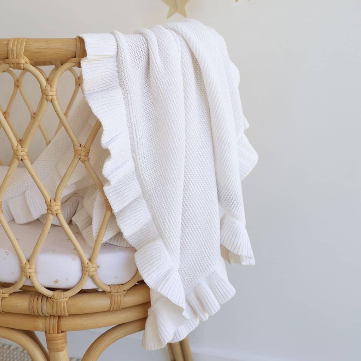 Snuggle Hunny Ruffle Knit Baby Blanket - White - Image 4